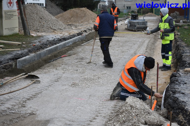 robotnicy w trakcie budowy drogi przy świetlicy i bibliotece w Wielowiczu