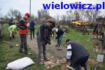 mieszkańcy Wielowicza i Szynwałdu podczas prac przy skansenie