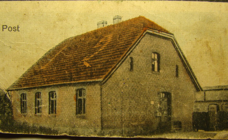 Widok budynku biblioteki z okresu kiedy miały tu siedzibę Urząd Gminy Wielowicz i poczta
