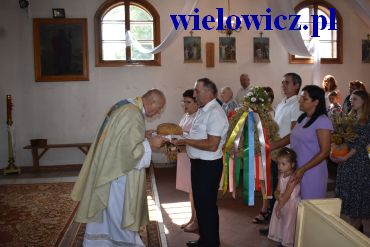 Rolnicy-mieszkańcy Płoskowa wręczają chleb księdzu Proboszczowi