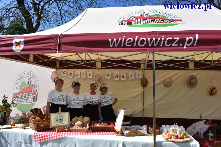 Panie z KGW Wielowicz przy swoim stoisku z potrawami piknikowymi