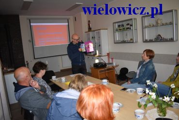 mieszkańcy Wielowicza, Szynwałdu i Płoskowa podczas zajęć opracowania questu w świetlicy wiejskiej w Wielowiczu