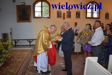 Ksiądz Proboszcz odbiera chleb dożynkowy od mieszkańców Młynek