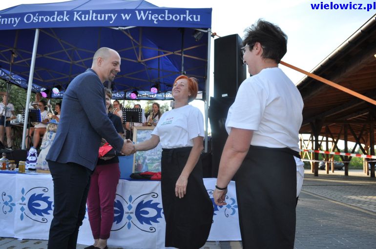 Burmistrz wręcza szefowej KGW nagrodę publiczności