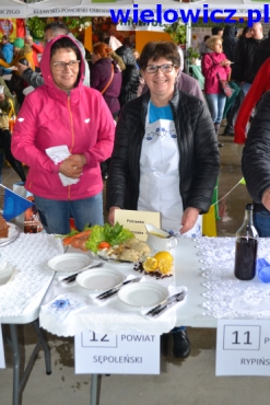 Koleżanki Danka i Ewa prezentują potrawy przygotowane do konkursu