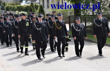 pochód strażaków ulicami Wielowicza