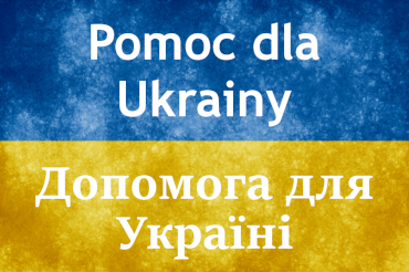 Niebiesko-żółta flaga Ukrainy z napisem Pomoc dla Ukrainy w języku polskim i ukraińskim