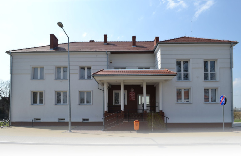 Zdjęcie przedstawia budynek Urzędu Gminy Sośno przy ulicy Nowej 1 w Sośnie. 